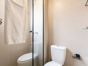 Deluxe-Studio | Badezimmer | Dusche, Regendusche, kostenlose Toilettenartikel