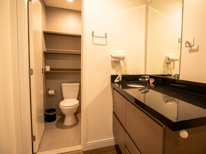 Comfort-Apartment | Badezimmer | Dusche, Regendusche, kostenlose Toilettenartikel