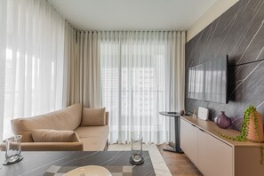 Leilighet – classic, balkong | Oppholdsområde | En 43-tommers smart-TV med digitale kanaler