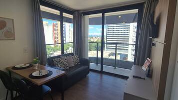Appartement Classique, balcon | Coin séjour | TV connectée de 43 pouces avec chaînes numériques