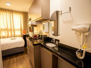 Estúdio | Banheiro | Chuveiro, chuveiro com efeito de chuva, produtos de toalete grátis 