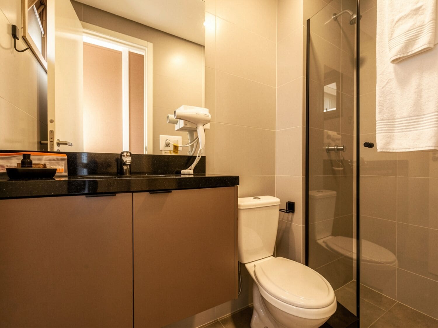 Classic-lejlighed - balkon | Badeværelse | Bruser, brusehoved med spredningseffekt, gratis toiletartikler