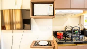 Estúdio | Cozinha privada | Geladeira, micro-ondas, talheres/pratos/utensílios de cozinha