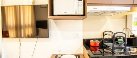 スタジオ | 専用キッチン | 冷蔵庫、電子レンジ、調理器具と食器、ダイニングテーブル