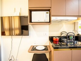 Estúdio | Cozinha privada | Geladeira, micro-ondas, talheres/pratos/utensílios de cozinha