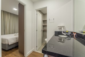 Comfort Apartment | Bathroom | Shower, rainfall showerhead, free toiletries