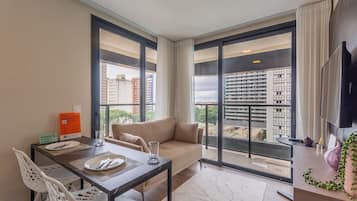 Apartamento clássico, sacada | Área de estar | Smart TV 43 polegadas com canais digitais