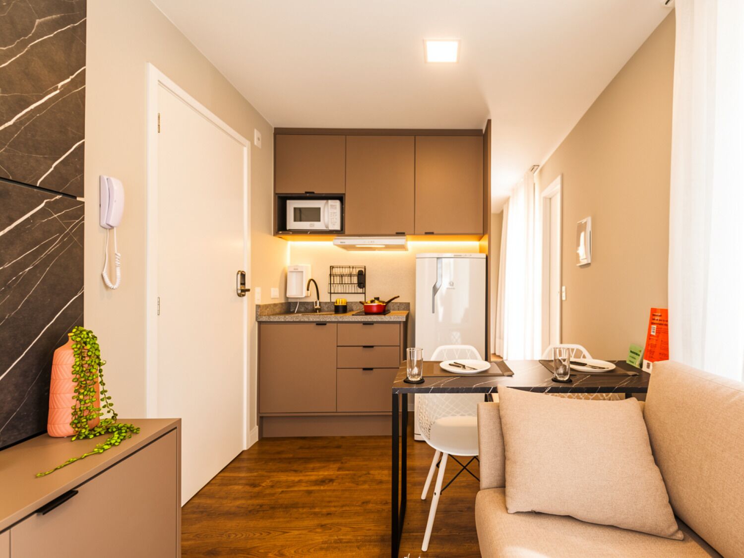 Classic-lejlighed - balkon | Privat køkken | Køleskab, mikrobølgeovn, køkkentøj/tallerkener/redskaber, spisebord