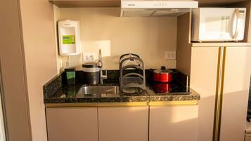 Apartamento conforto | Cozinha privada | Geladeira, micro-ondas, talheres/pratos/utensílios de cozinha