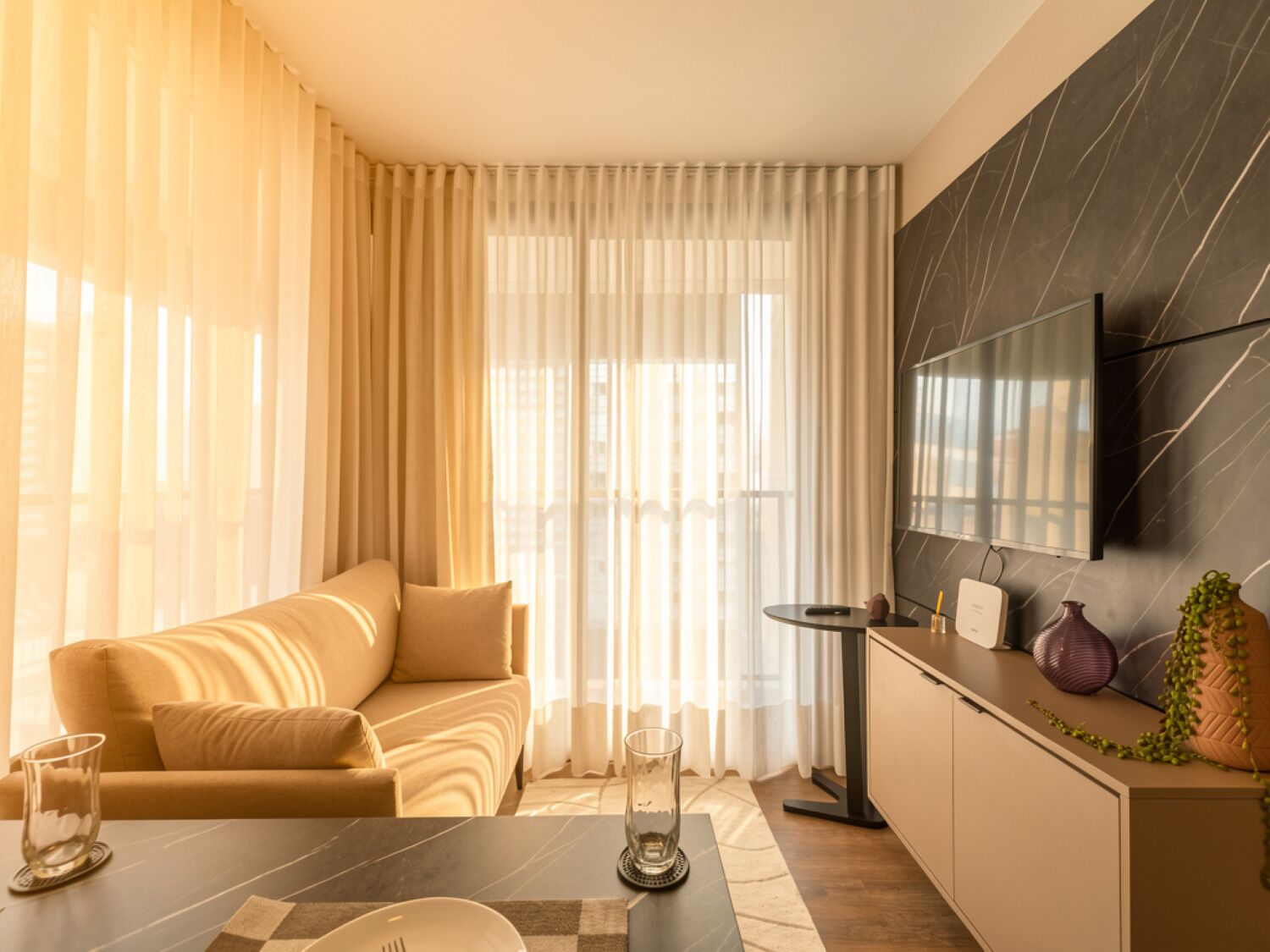 Departamento clásico, balcón | Área de sala de estar | Smart TV de 43 pulgadas con canales digitales 