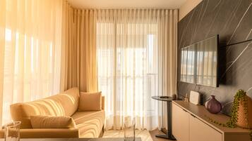 Departamento clásico, balcón | Área de sala de estar | Smart TV de 43 pulgadas con canales digitales