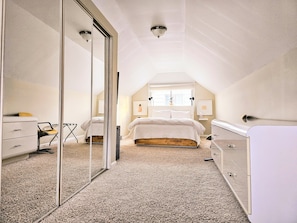 2 bedrooms, desk, iron/ironing board, free WiFi