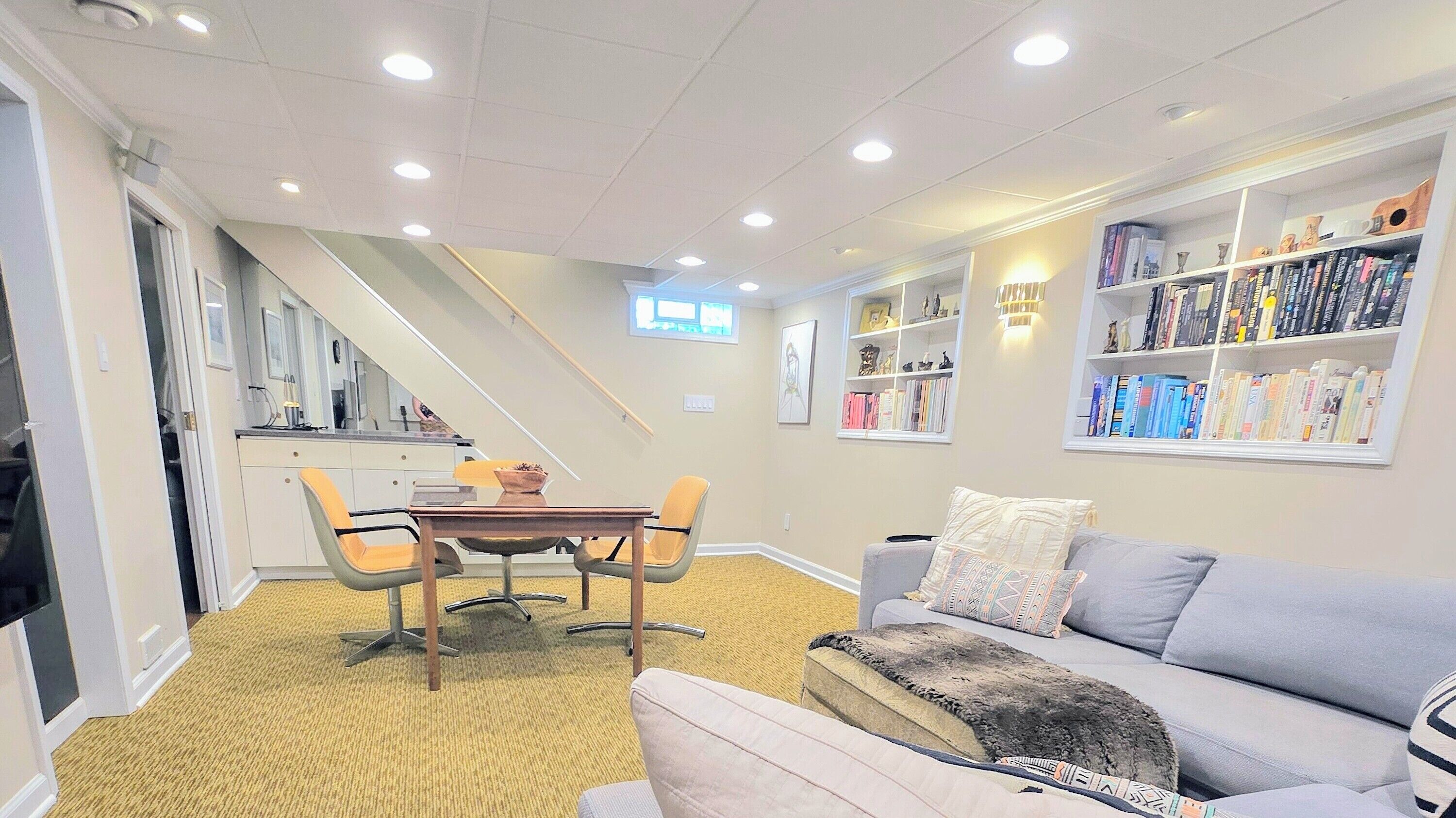 Smart TV, books, stereo