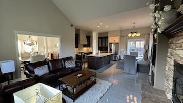 Télévision, cheminée, table de tennis de table