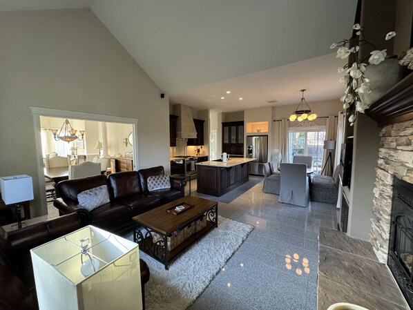 TV, fireplace, table tennis - Idaho Falls 6bed4bath Exquisite Home (Idaho Falls)