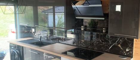 Frigorífico, microondas, horno y placa de cocina