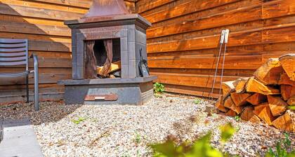 Ultimate Heritage Retreat: Hot Tub, Cold Plunge, Private Yard, Vernon