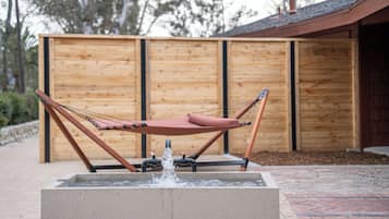 Suite, 1 cama de matrimonio grande (Hillside Soaking ADULTS ONLY) | Zona de estar