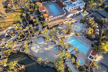 4 piscinas techadas, 15 piscinas al aire libre