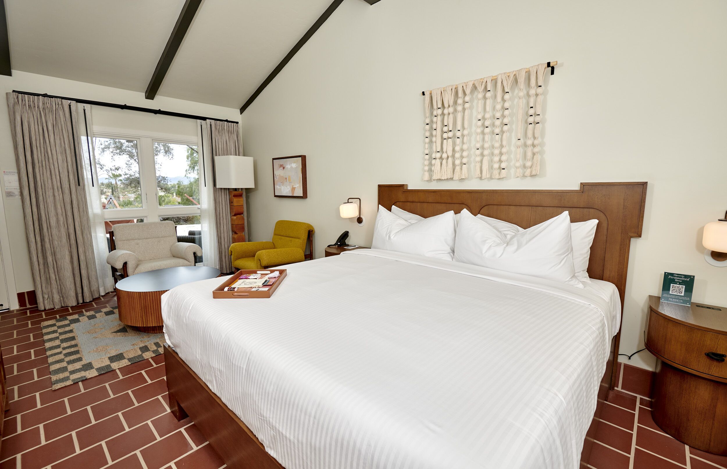 Caja fuerte, tabla de planchar con plancha, cunas gratuitas