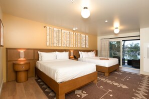 Quarto, 2 camas Queen, acessível (Patio, Lakeside) | Cofres nos quartos, ferros/tábuas de passar roupa, berços grátis