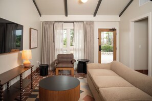 Suite, 1 King-Bett (Hillside Soaking ADULTS ONLY) | Wohnbereich