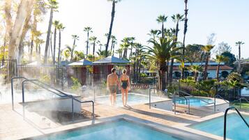 4 hồ bơi trong nhà, 15 hồ bơi ngoài trời, lều (phụ phí)