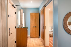 Quarto, 1 cama King, acessível (Resort) | Cofres nos quartos, ferros/tábuas de passar roupa, berços grátis