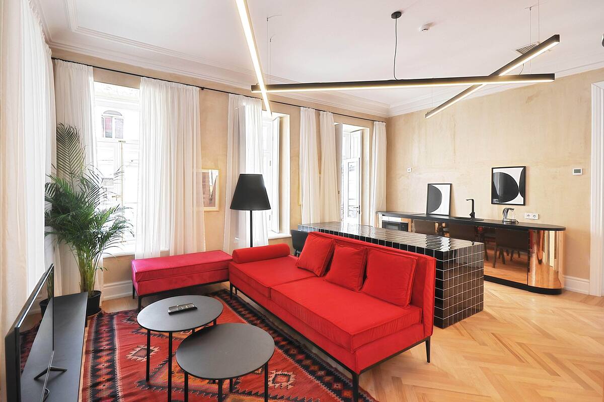 Signature Suite | Living area | Flat-screen TV