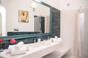 Shower, hair dryer, bidet, towels - Villa Borboleta by Elite Villas (Capri)
