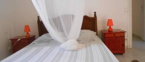 1 chambre, fer et planche à repasser, Wi-Fi gratuit, draps fournis