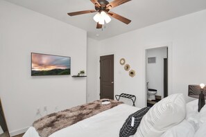 2 bedrooms, desk, iron/ironing board, free WiFi - The Allure - 2BD Near Downtown NRG/Med Center (Houston)