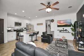 Smart TV - The Allure - 2BD Near Downtown NRG/Med Center (Houston)