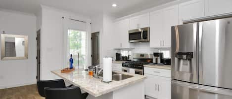 Réfrigérateur, micro-ondes, four, plaque de cuisson