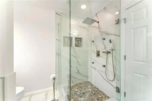 Hair dryer, towels, soap, toilet paper - Downtown Atlanta Anchor (Atlanta)