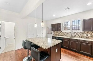 Fridge, microwave, oven, stovetop - Downtown Atlanta Anchor (Atlanta)