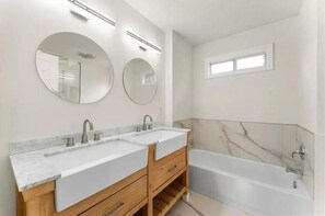Hair dryer, towels, soap, toilet paper - Downtown Atlanta Anchor (Atlanta)
