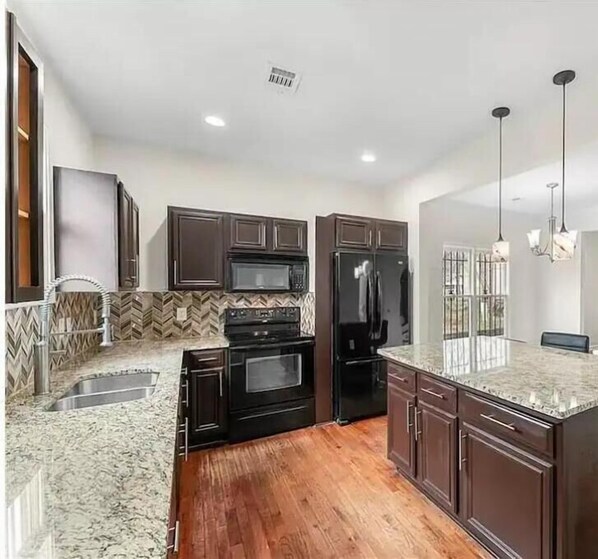 Kylskåp, mikrovågsugn, ugn och spishäll