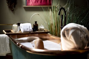 Spa - Romantic Lodge on Edge of Nature Reserve (Colchester)