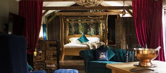 Romantic Lodge on Edge of Nature Reserve