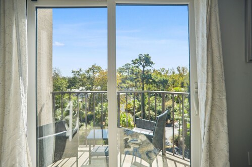 Totally Renovated 1BR/1BA/All New Furniture/Sofa Bed/Balcony/Walk-In Shower/WiFi