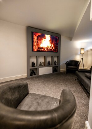 Interior - Caswell Bay modern 2 bedroom apartment sleeps 6 next to sauna retreat and beach (Caswell Bay Swansea)