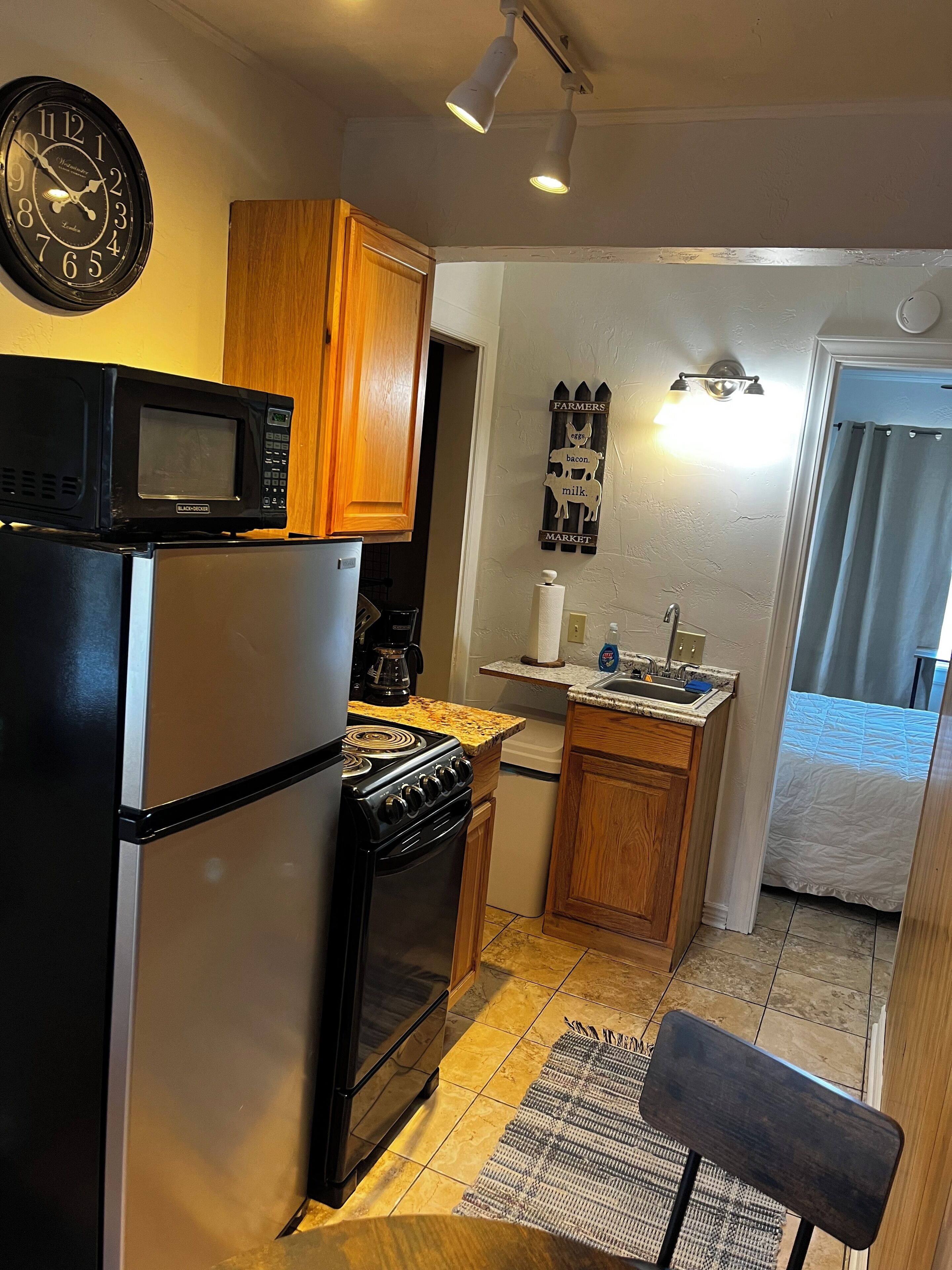 Refrigerador, microondas, horno, placa de cocina