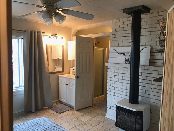 Serviettes fournies, papier toilette