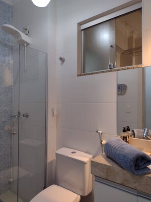 Dusche, Haartrockner, Handtücher, Seife