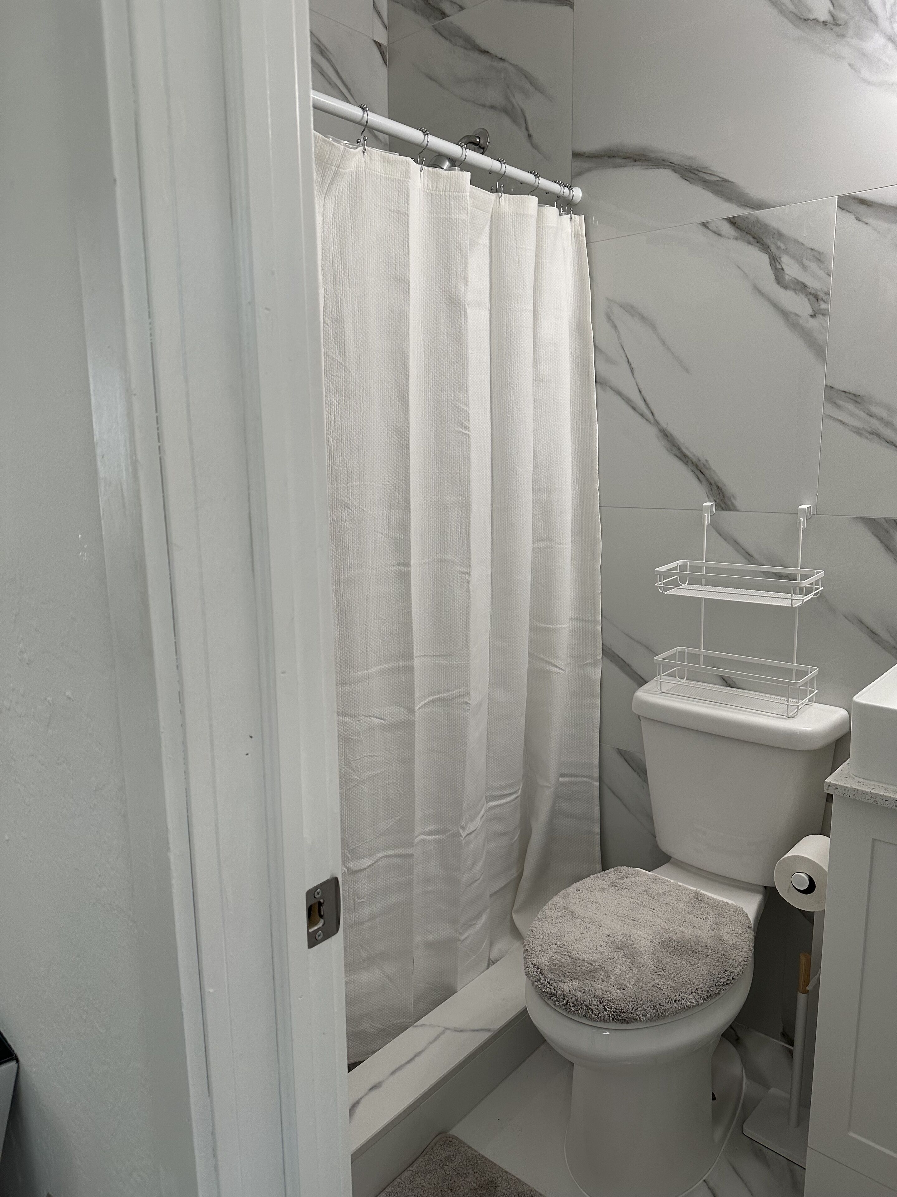 Een haardroger, handdoeken, zeep, toiletpapier