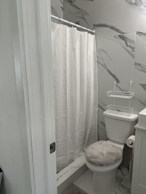 Secadora de cabello, toallas, jabón, papel de baño 