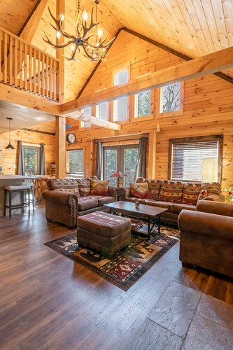 5-Bedroom Log House in Lake Placid