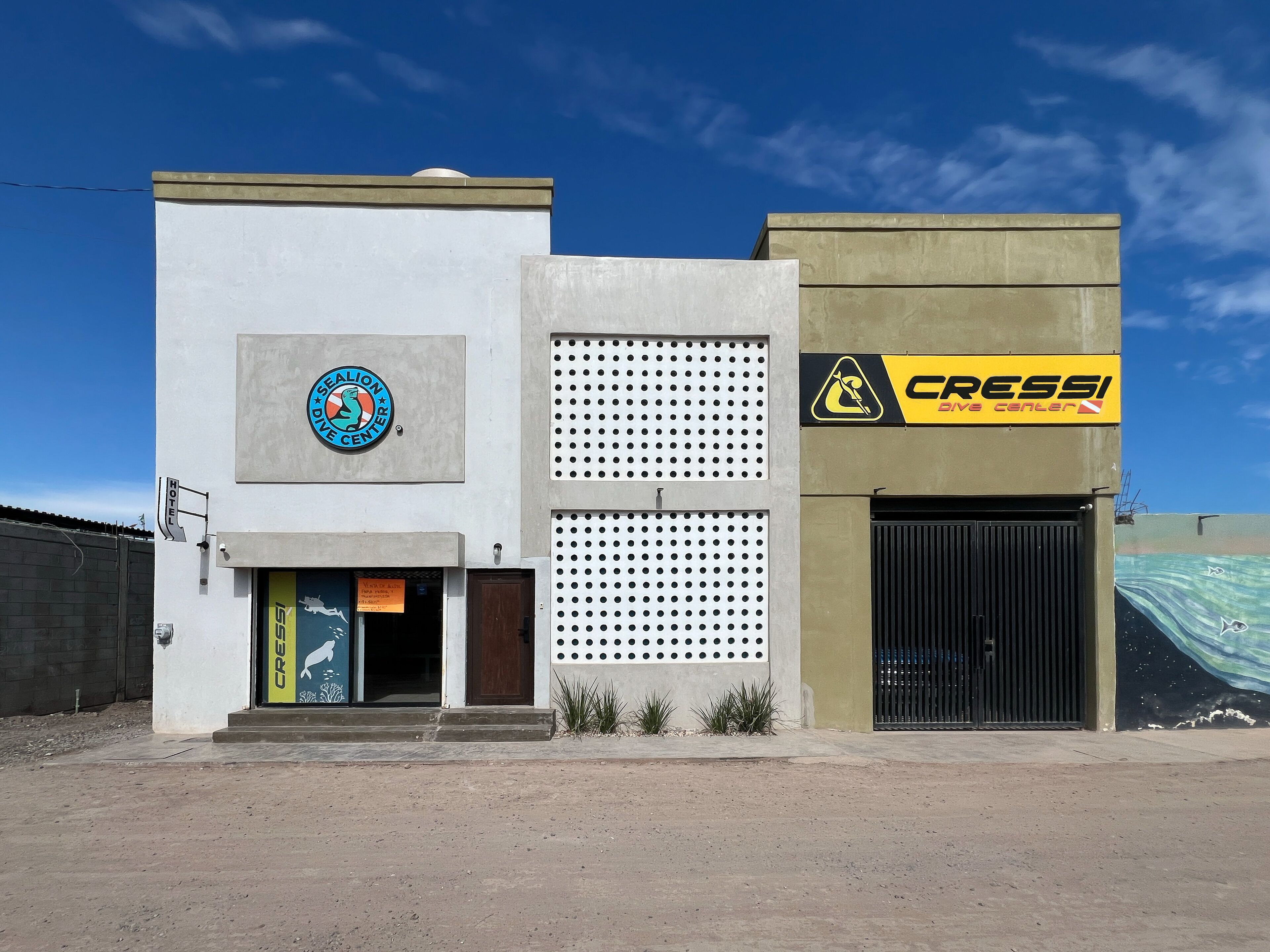 Vista frontal de la propiedad
