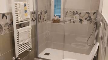 Doccia, asciugacapelli, bidet, asciugamani